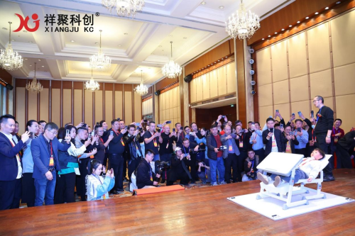 2024祥聚科创新品发布会暨答谢晚宴圆满举行 午休课桌椅可躺可坐.升降方便.舒适可靠