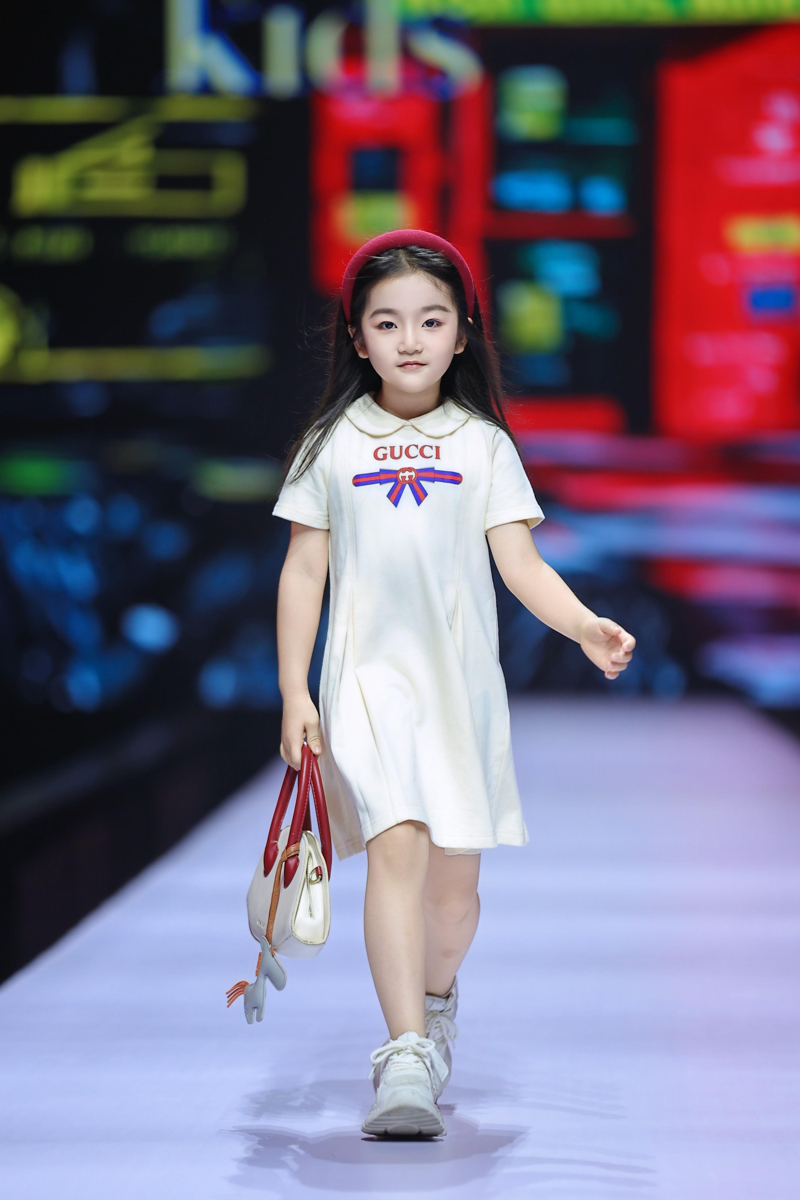恭喜李子悦 摘得IPA第八季SZ少儿时尚周全球人气冠军 乘风破浪 终迎高光！