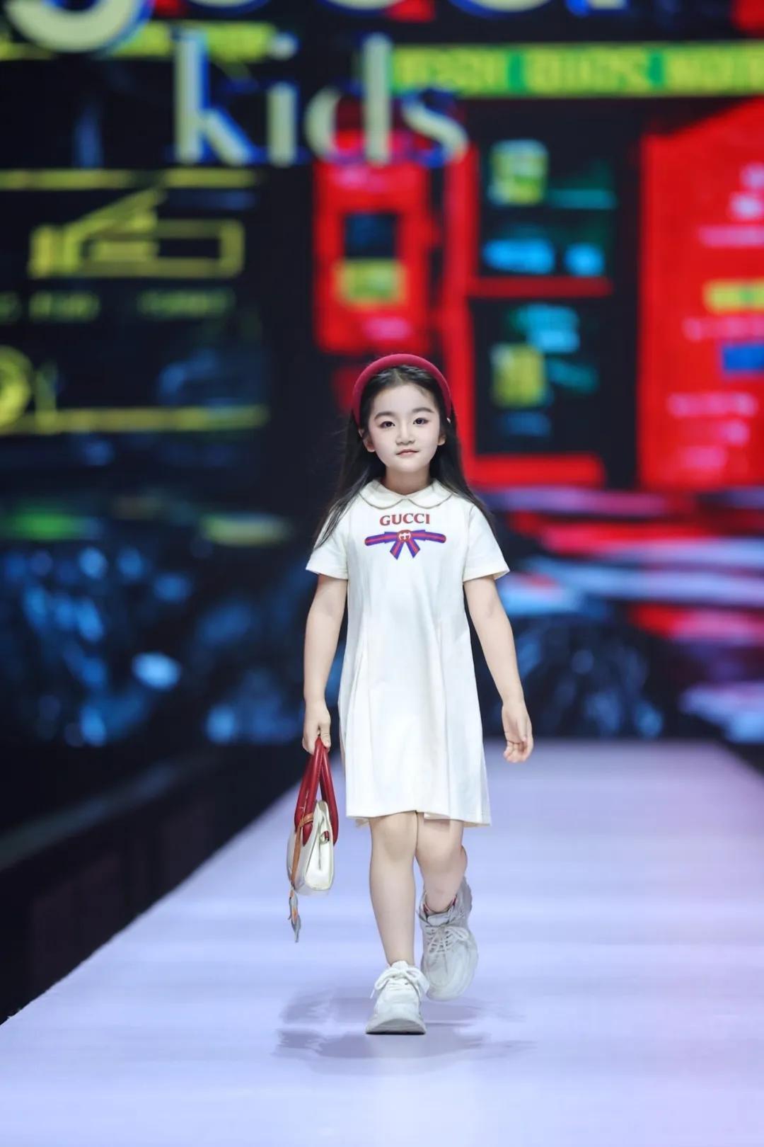 恭喜李子悦 摘得IPA第八季SZ少儿时尚周全球人气冠军 乘风破浪 终迎高光！
