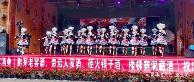 贵州花溪:楼梯寨举办首届寨歌寨舞民族歌舞表演大赛决赛