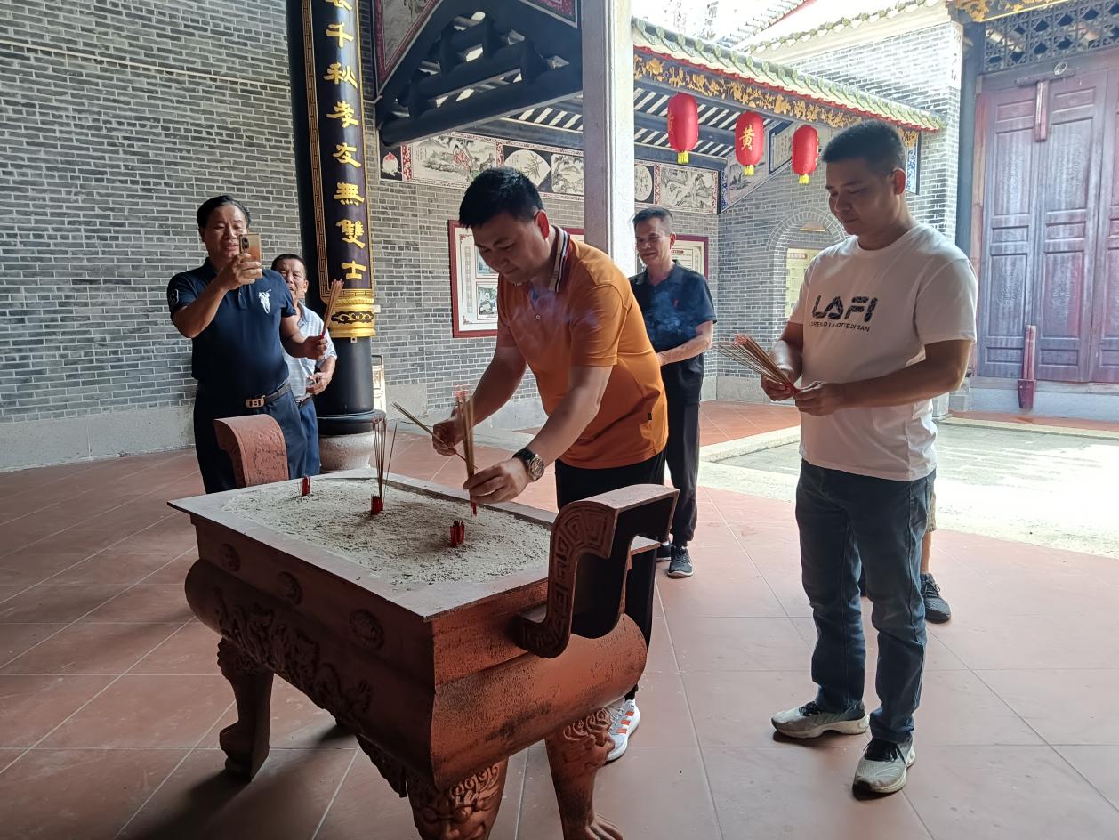 「新青年传真」旅委侨领黄冠溢到江门市杜阮寻根问祖