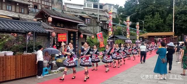 贵州花溪:楼梯寨举办首届寨歌寨舞民族歌舞表演大赛决赛