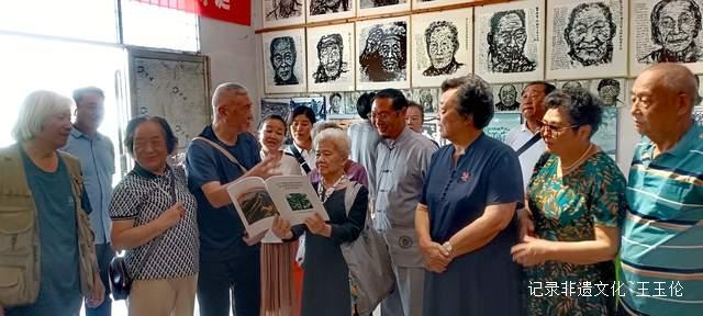 铭记抗战历史：贵州各界参观杜宁美术馆侧记