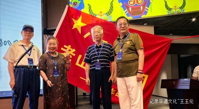 从青丝到白发:贵州118团战友45年后再聚首 现场催人泪下