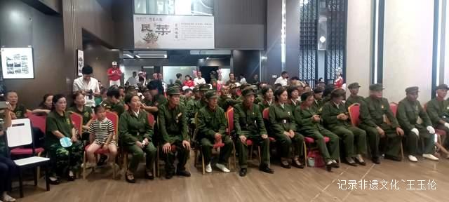 从青丝到白发:贵州118团战友45年后再聚首 现场催人泪下