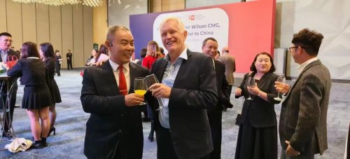 文国红主席应邀出席英国新任驻华大使欢迎招待会