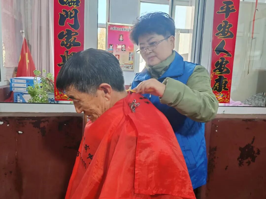 山西大同青年志愿者 重阳敬老传美德 爱心慰问暖夕阳