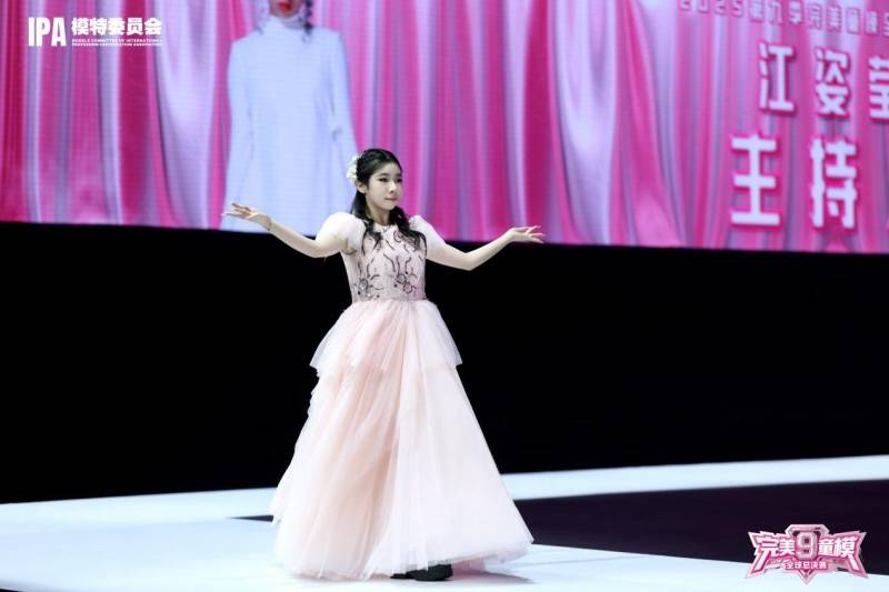 主持人 江姿莹 第九季完美童模高光载入史册 下一站更闪耀