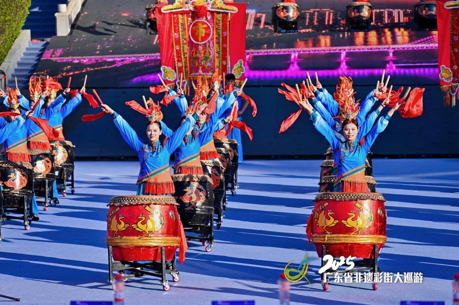 2025广东省非遗彩街大巡游，超900人演绎1.2 公里岭南文化长卷……