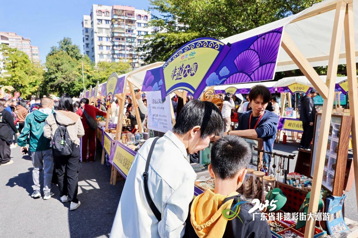 2025广东省非遗彩街大巡游，超900人演绎1.2 公里岭南文化长卷……