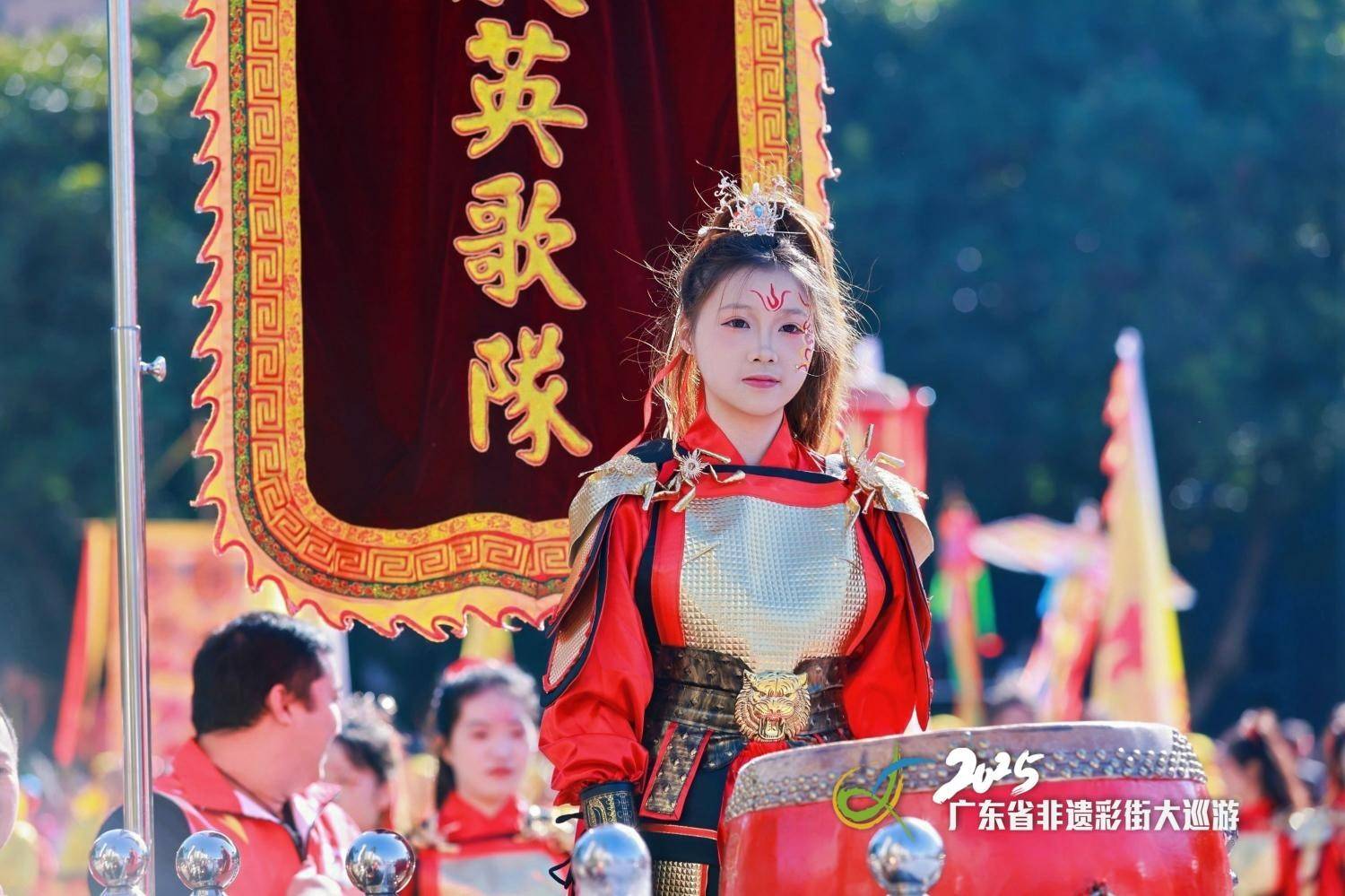 2025广东省非遗彩街大巡游，超900人演绎1.2 公里岭南文化长卷……