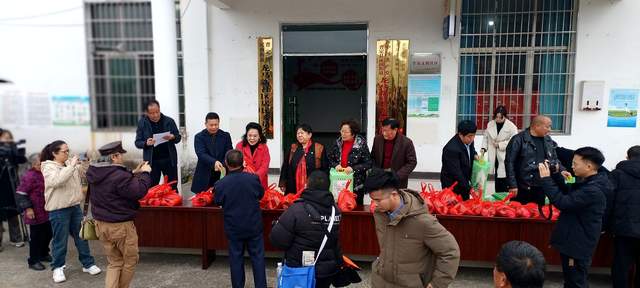 汇聚社会力量 共绘乡村新景   ——“助力乡村振兴 共建和美社区”爱心座谈会暨送温暖活动在龙马新社区成功举行