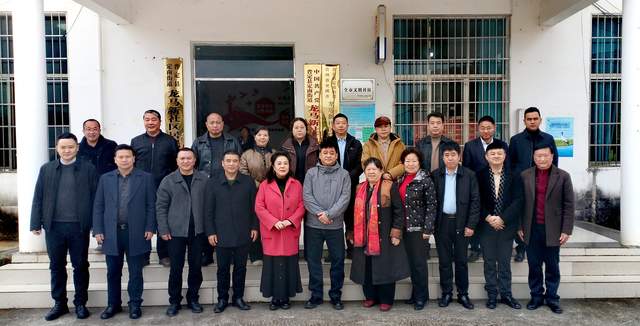 汇聚社会力量 共绘乡村新景   ——“助力乡村振兴 共建和美社区”爱心座谈会暨送温暖活动在龙马新社区成功举行