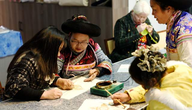 瑞气盈门“闹”非遗 指尖传承寻年味：  六盘水钟山区举办“非遗贺新春·指尖承非遗”主题体验活动