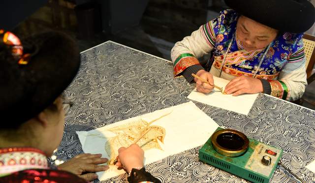 瑞气盈门“闹”非遗 指尖传承寻年味：  六盘水钟山区举办“非遗贺新春·指尖承非遗”主题体验活动