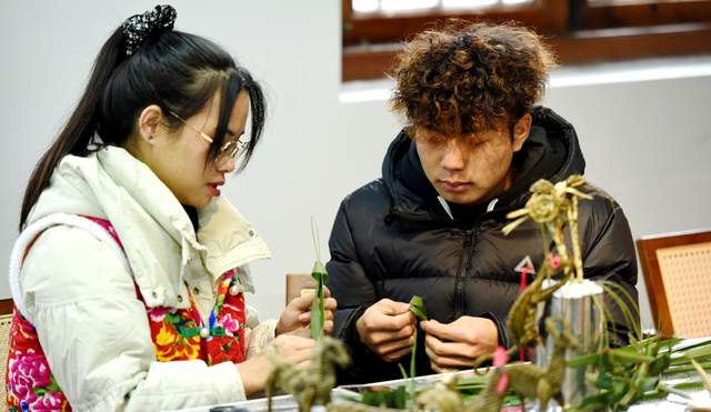 瑞气盈门“闹”非遗 指尖传承寻年味：  六盘水钟山区举办“非遗贺新春·指尖承非遗”主题体验活动