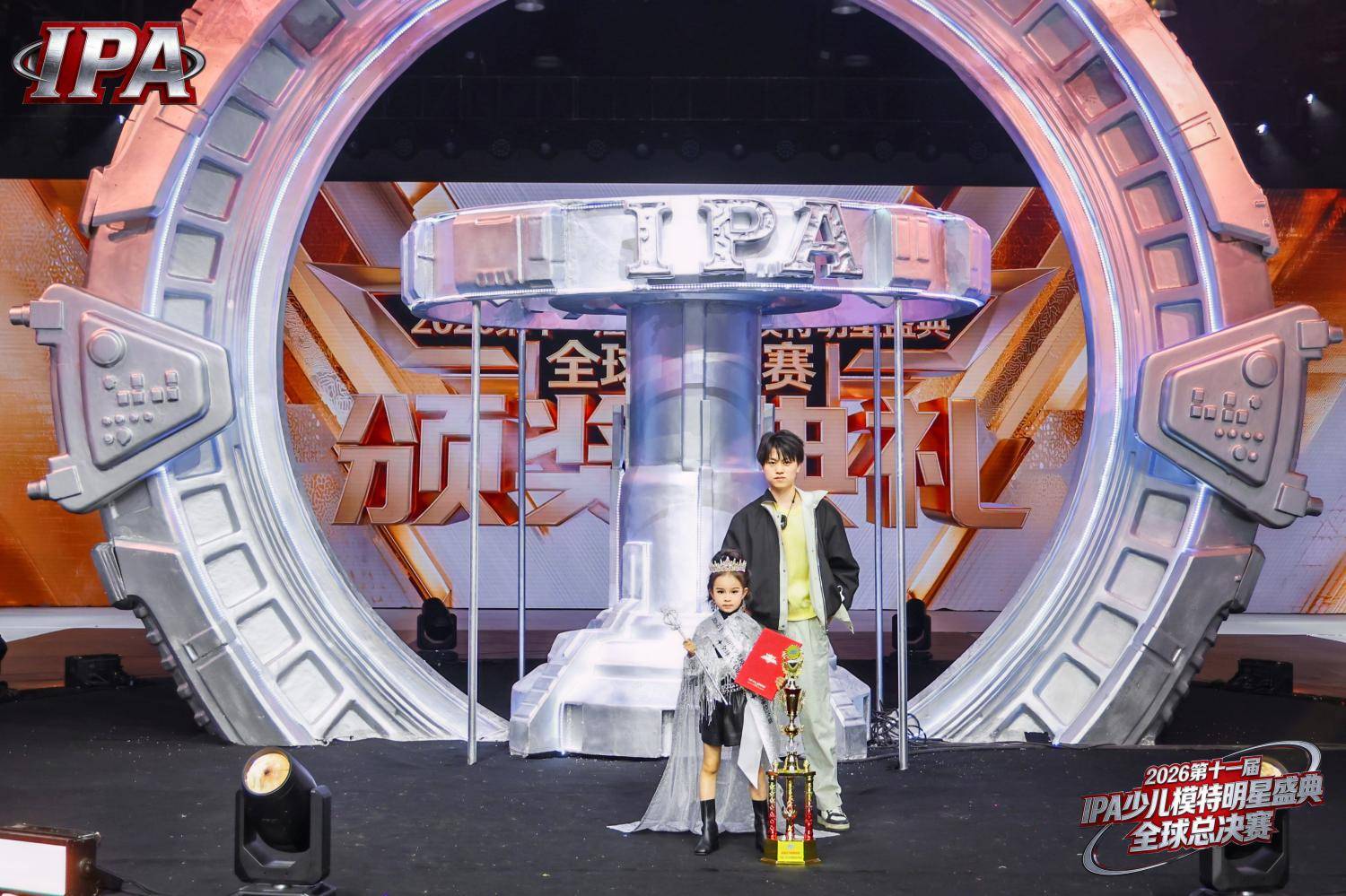 超高人气，魅力无限! 恭喜干清菀问鼎第十一届IPA少儿模特明星盛典全球人气明星冠军!
