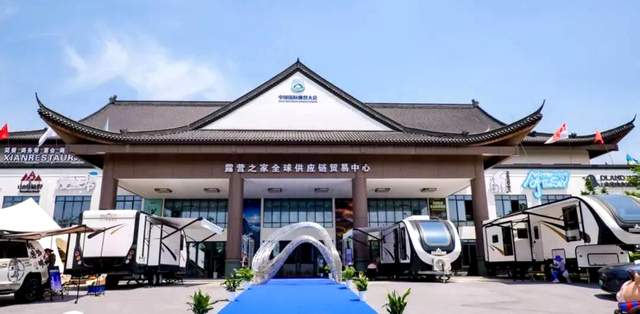 从“红色老区”到“产业蓝海”：晋江内坑镇问路金华山，探寻三百亿拖鞋产业的共富“密钥”