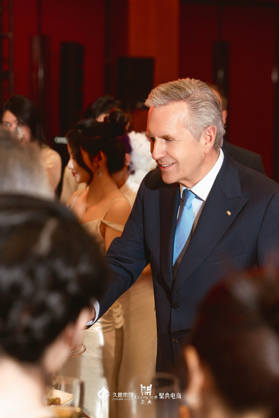 久愿集团总冠名全球企业家创业峰会暨德国前总统武尔夫颁奖午宴圆满落幕