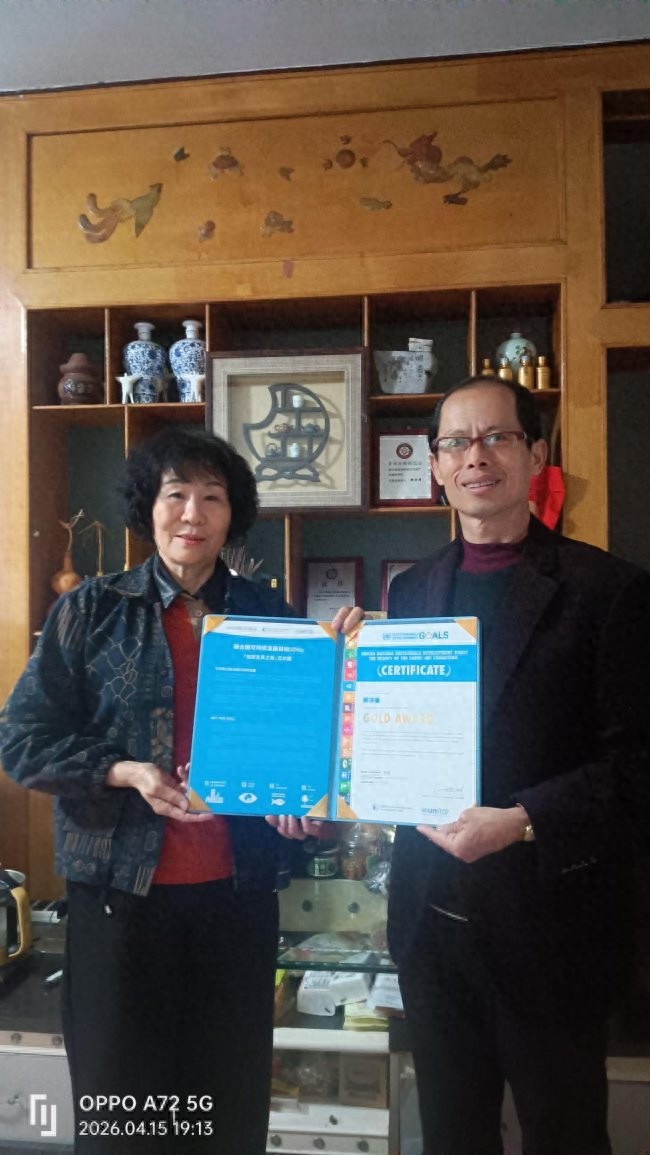 王清君代表（地球之美）艺术展组委给鲁绣传承人颁发国际荣誉