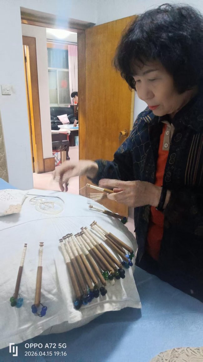 王清君代表（地球之美）艺术展组委给鲁绣传承人颁发国际荣誉