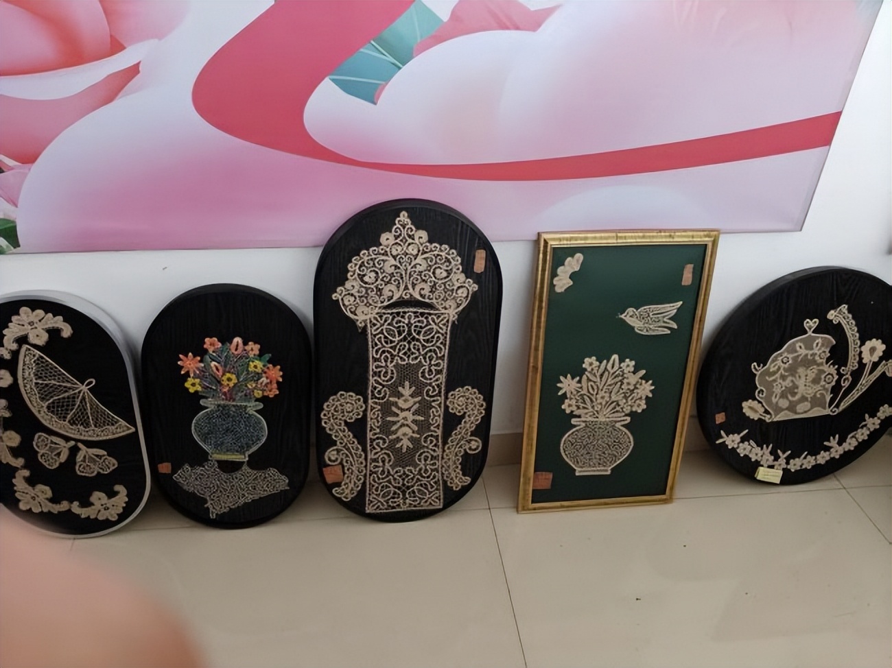 王清君代表（地球之美）艺术展组委给鲁绣传承人颁发国际荣誉