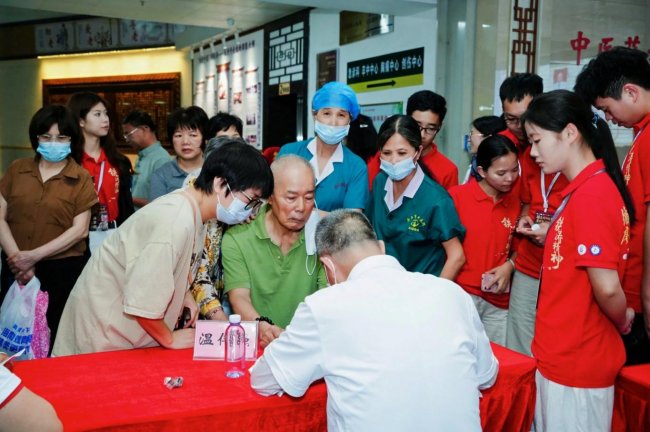 至诚金方邓医生膏方携手广州中医药大学举办 循迹大师故里.赓续铁涛精神活动