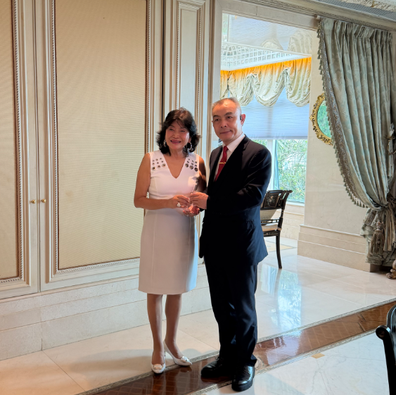 文国红主席在香港会见日本前首相鸠山由纪夫