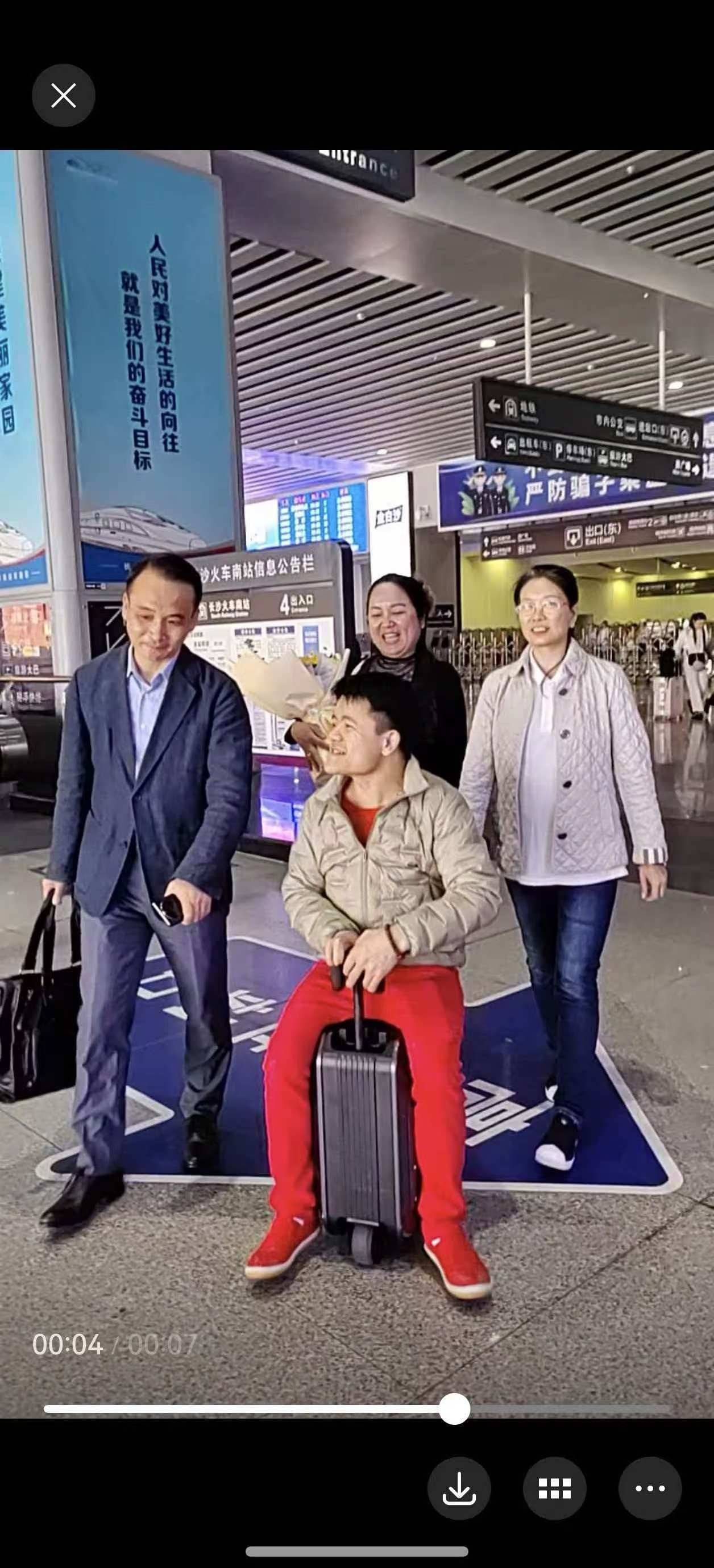 梁耀烽：苦难也有童话 十亿分之一的奇迹