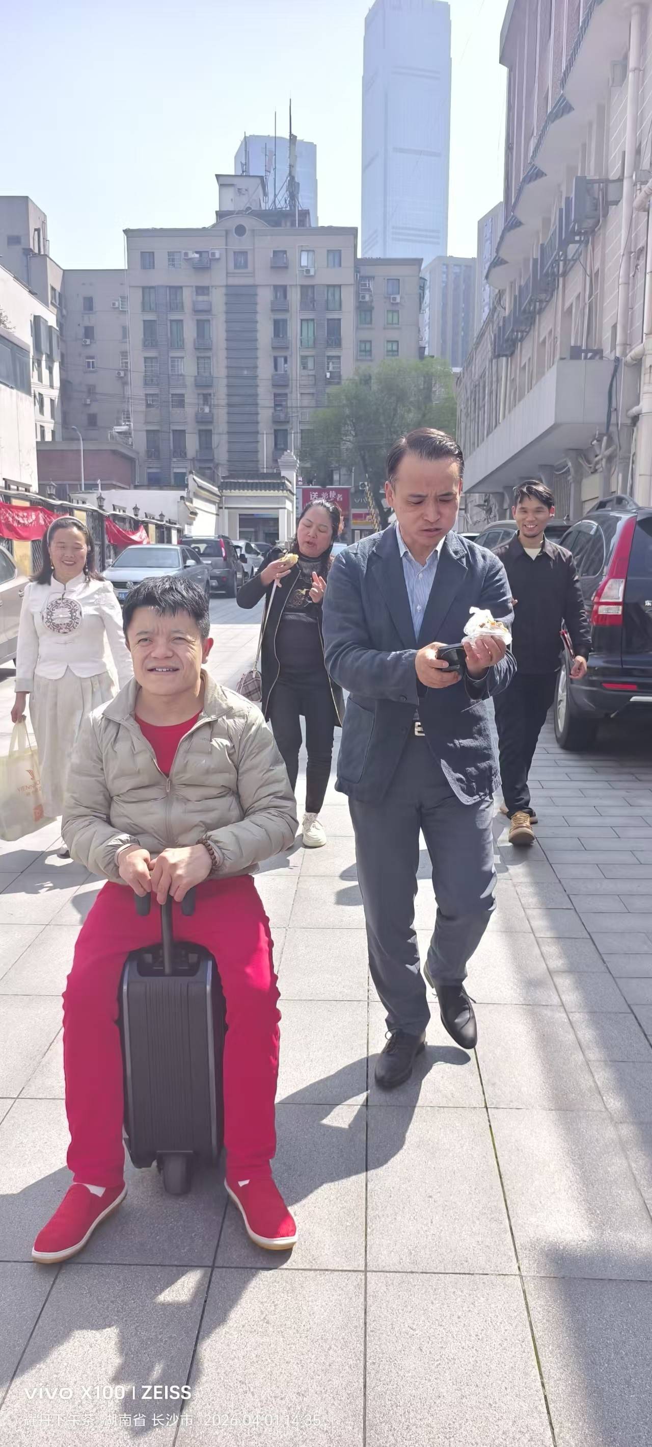梁耀烽：苦难也有童话 十亿分之一的奇迹