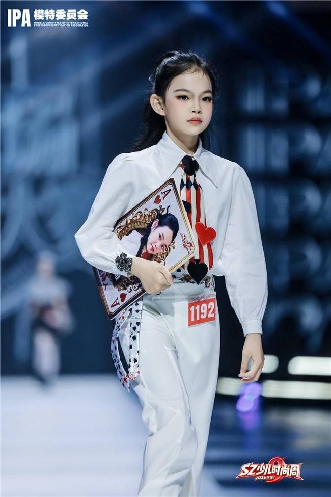 超高人气!恭喜叶唯唯斩获第九季SZ少儿时尚周全球人气明星冠军