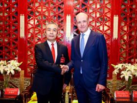 文国红主席与瑞典前首相、欧盟前主席弗雷德里克·赖因费尔特举行重要会见