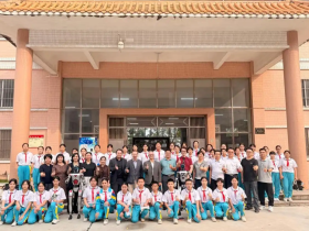 「侨乡新闻」新会学子好新奇:智能机器人很酷很帅!——江门人工智能校园文化节走进新会学校