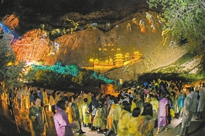 山西大同:《何以悬空寺》成“最大崖壁光影秀”