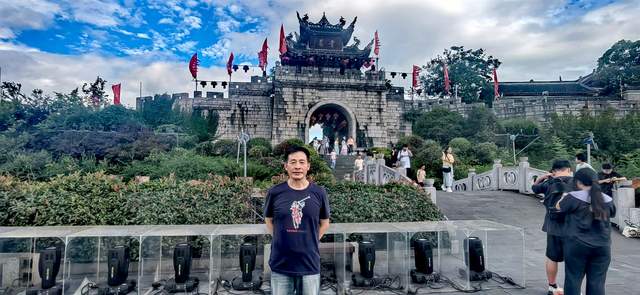 石头与星光——与知名演员刘旭的青岩古镇文化探访记