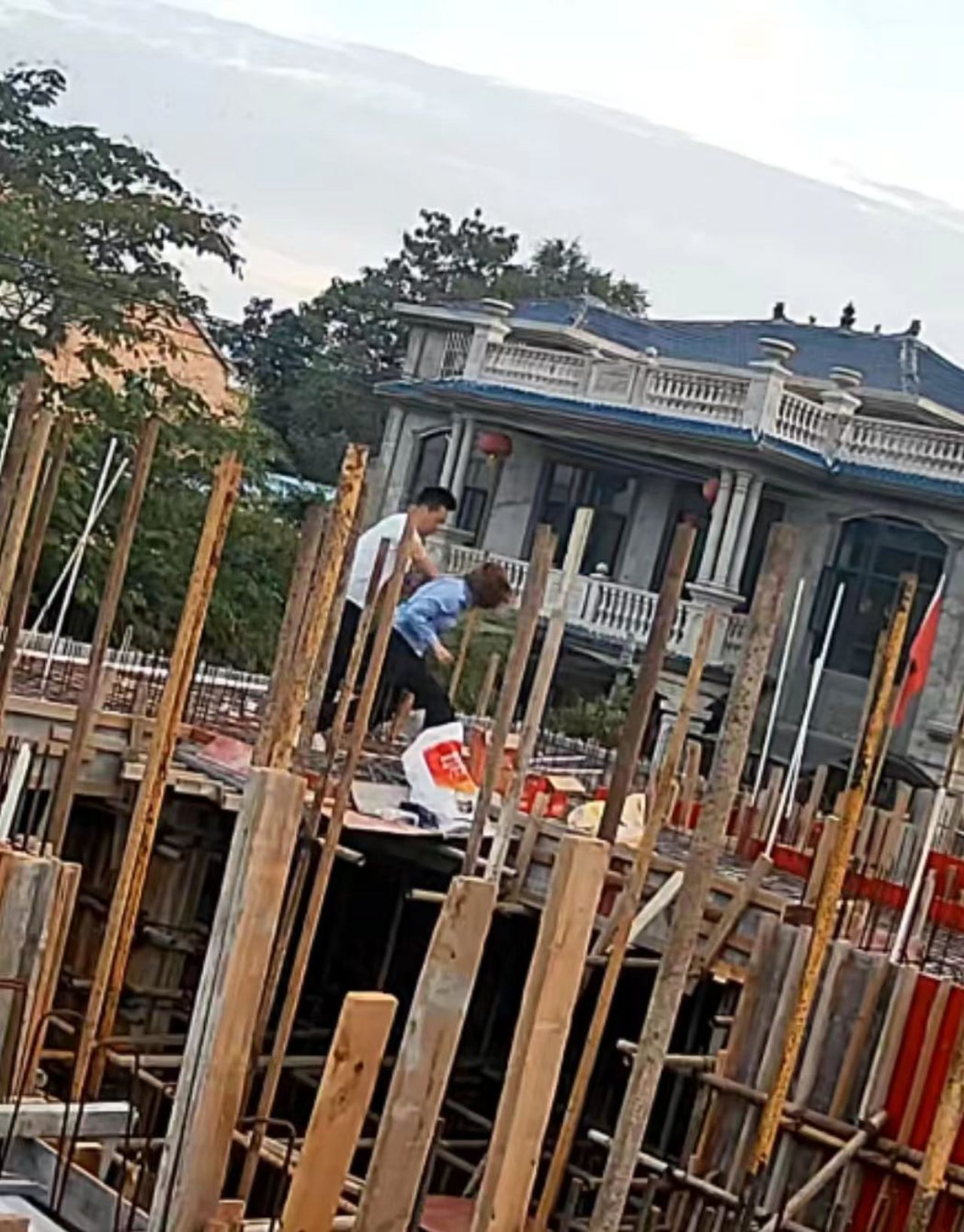 太康转楼镇违建侵占泄洪沟、审批程序全线失守， 权力下沉沦为基层监管失责“挡箭牌”