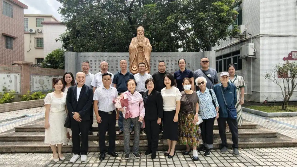 「桑梓情深」完却一个未了的心愿:百岁乡贤的桑梓情——澳门教育家尹君乐先生亲属回乡校送捐款
