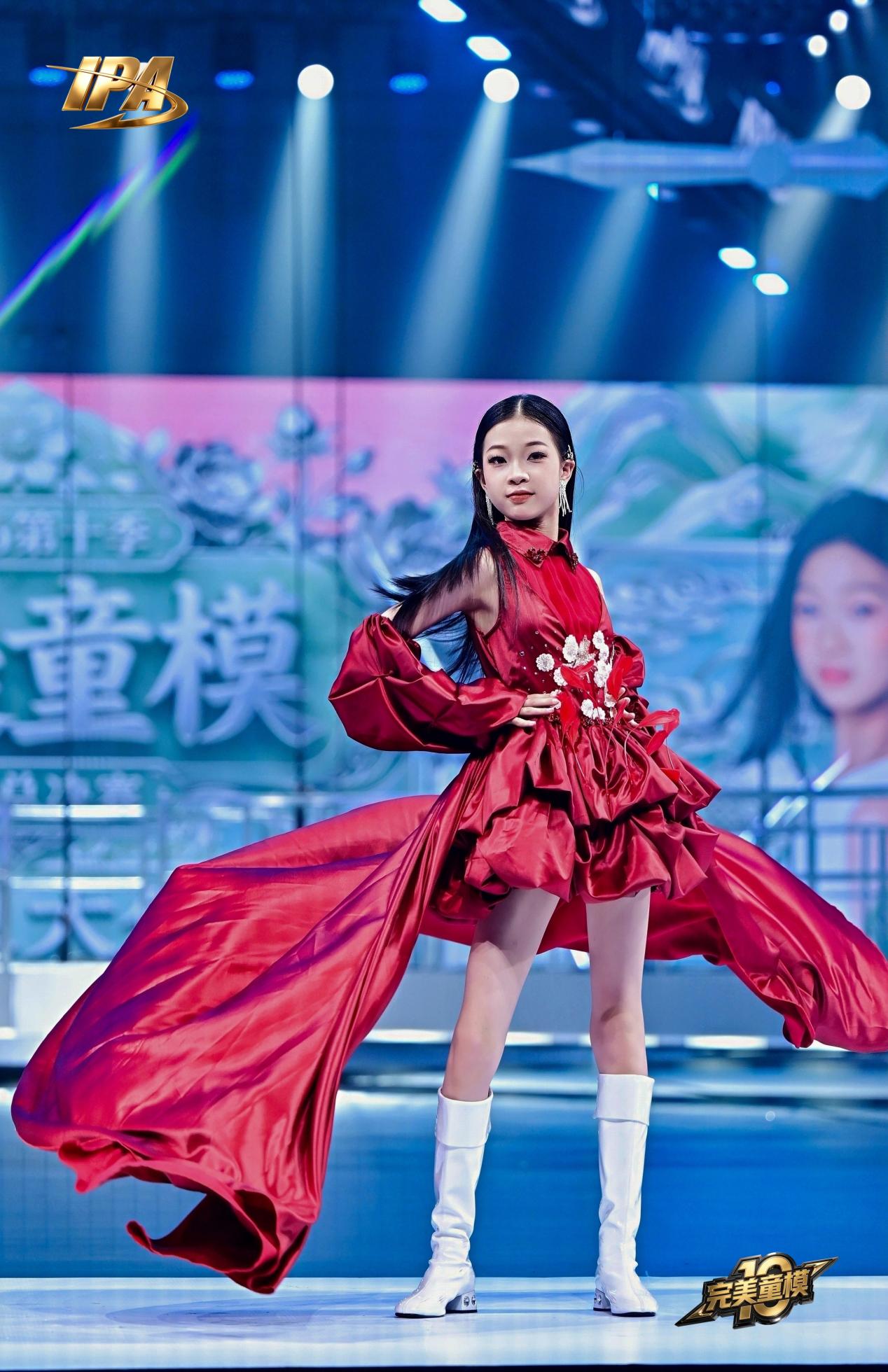 人气头条!曹芷凝斩获完美童模十周年全球人气亚军