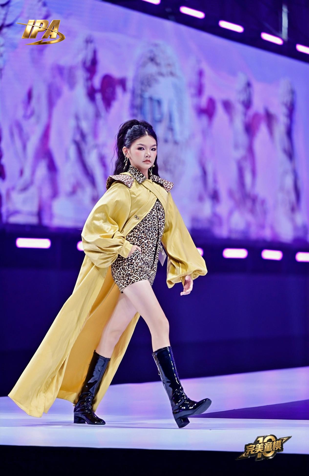 踏浪逐光,登顶荣耀!完美童模十周年成都站,陈宇卓斩获全球冠军