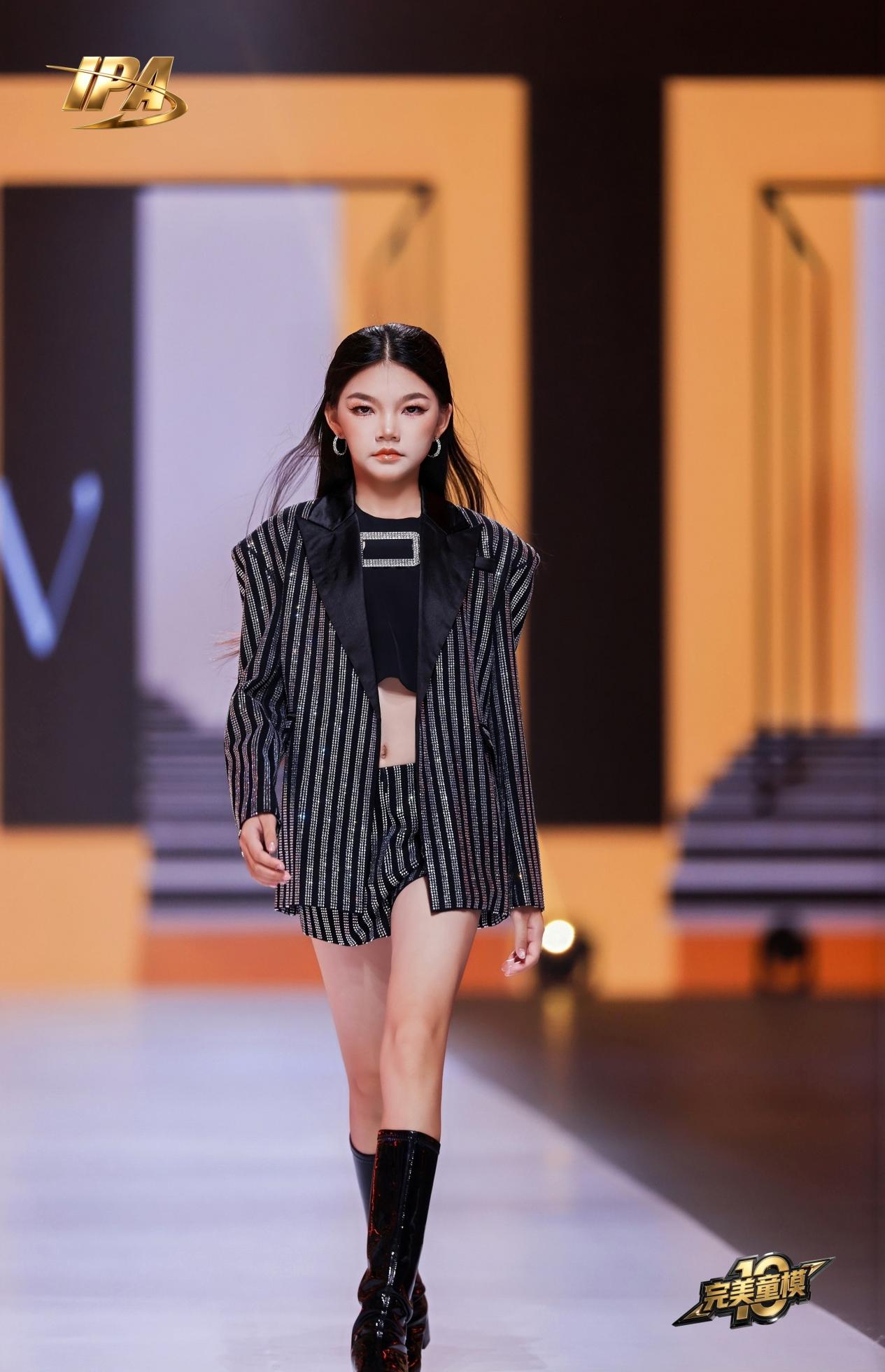 踏浪逐光,登顶荣耀!完美童模十周年成都站,陈宇卓斩获全球冠军